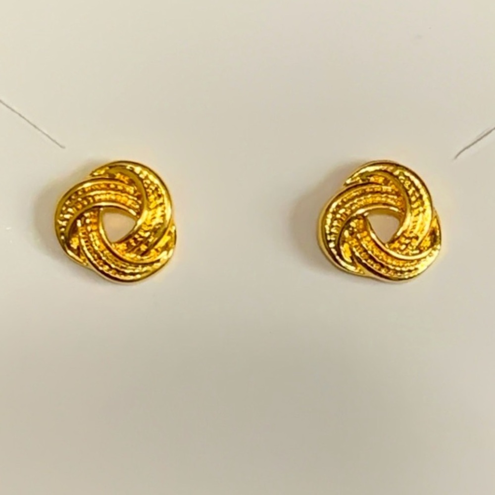 NWT 24K gold plated stud earrings